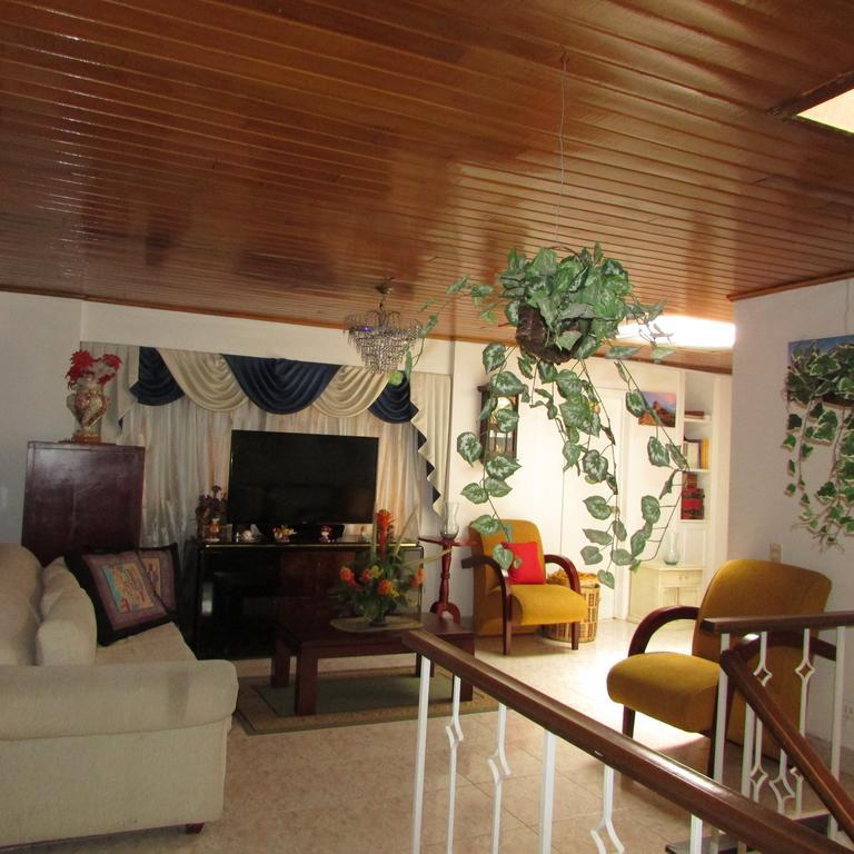 Casa De Huespedes Shalom Victoria Guest House - Bogota — Photos 2